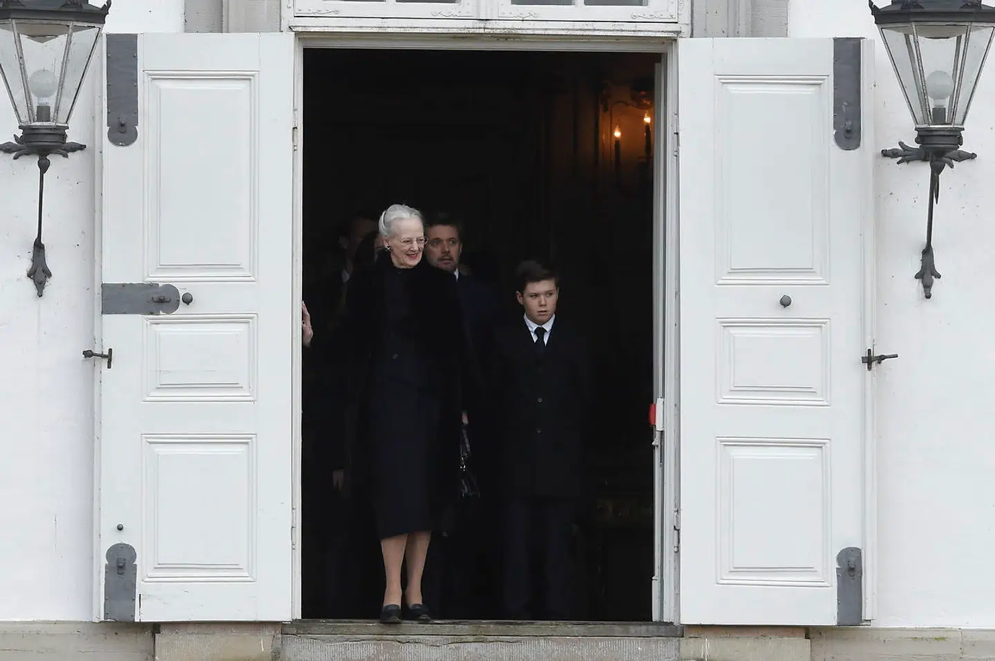 Tirsdag vil dronning Margrethe og resten af den kongelige familie sige farvel til prins Henrik ved en bisættelse i Christiansborg Slotskirke klokken 11.