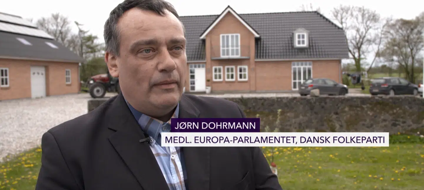 Jørn Dohrmann blev interviewet på sin gårdsplads efter at have været til kammeratlig samtale med sin gruppeformand Peter Skaarup.