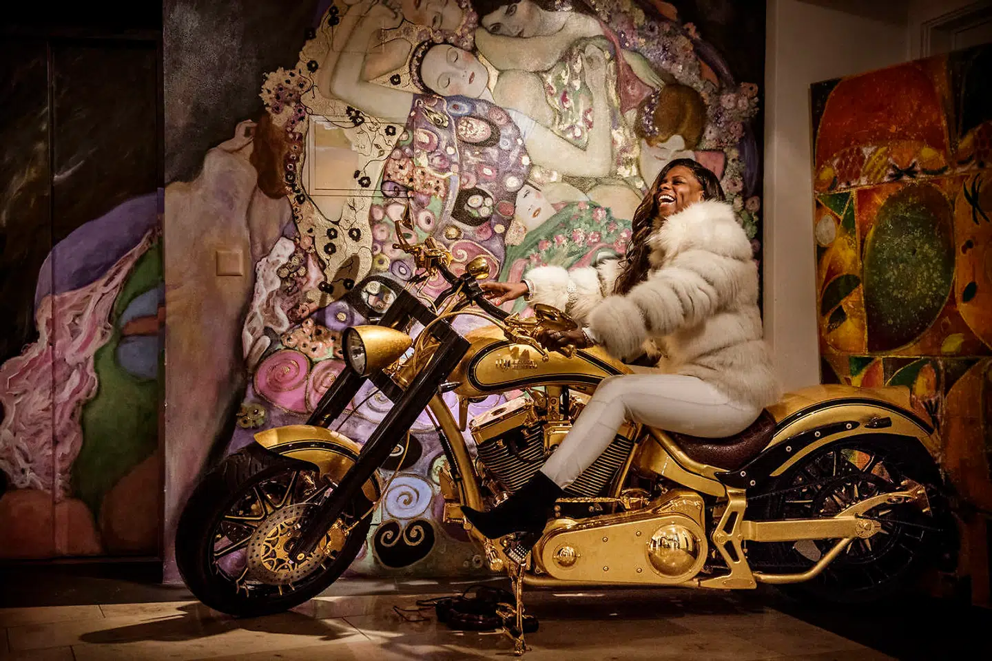 »Slotsfruens« motorcykel er parkeret foran et vægmaleri af hendes fem døtre, inspireret af maleren Gustav Klimt. Yvonne Seier Christensen har ikke kun en passion for biler, hun er også glad for motorcykler, her på sin Lauge Jensen-motorcykel.