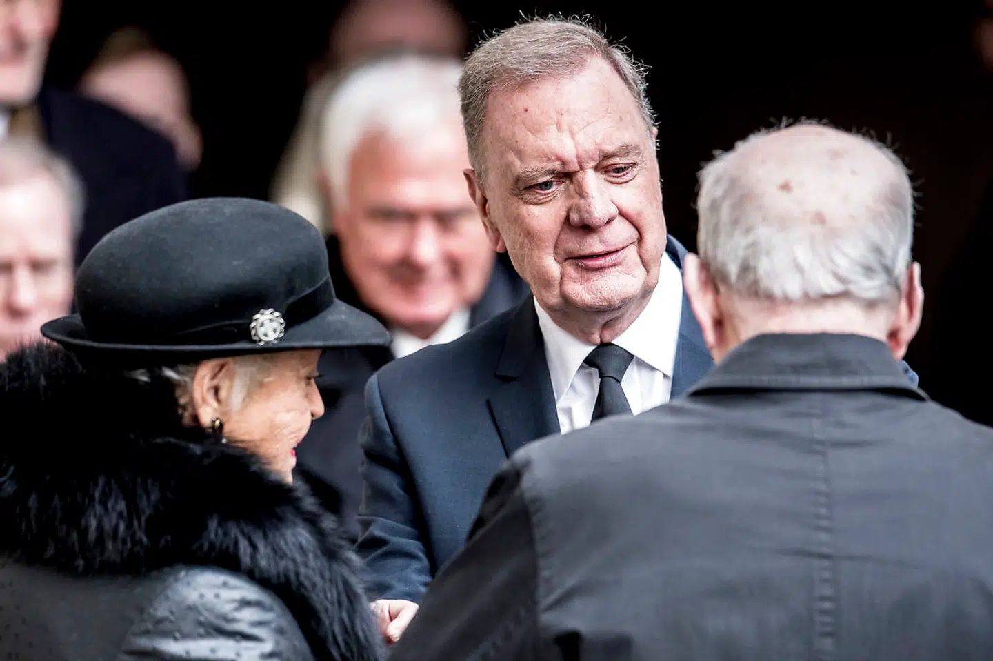 Christian Eugen Olesen, tidligere ceremonimester ved hoffet forlader Castrum Doloris for særligt indbudte i Christiansborg Slotskirke.