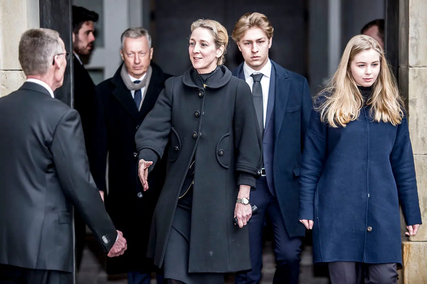 Prinsesse Alexandra forlader sammen med sine børn grev Richard og komtesse Ingrid Castrum Doloris for særligt indbudte gæster i Christiansborg Slotskirke.