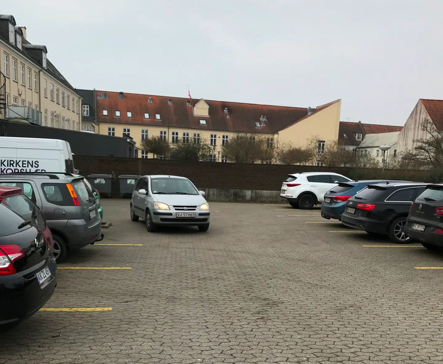 Billedet her er taget bag Danske Bank i Ringsted mens gerningsmanden bag røveriet tog flugten. Politifoto