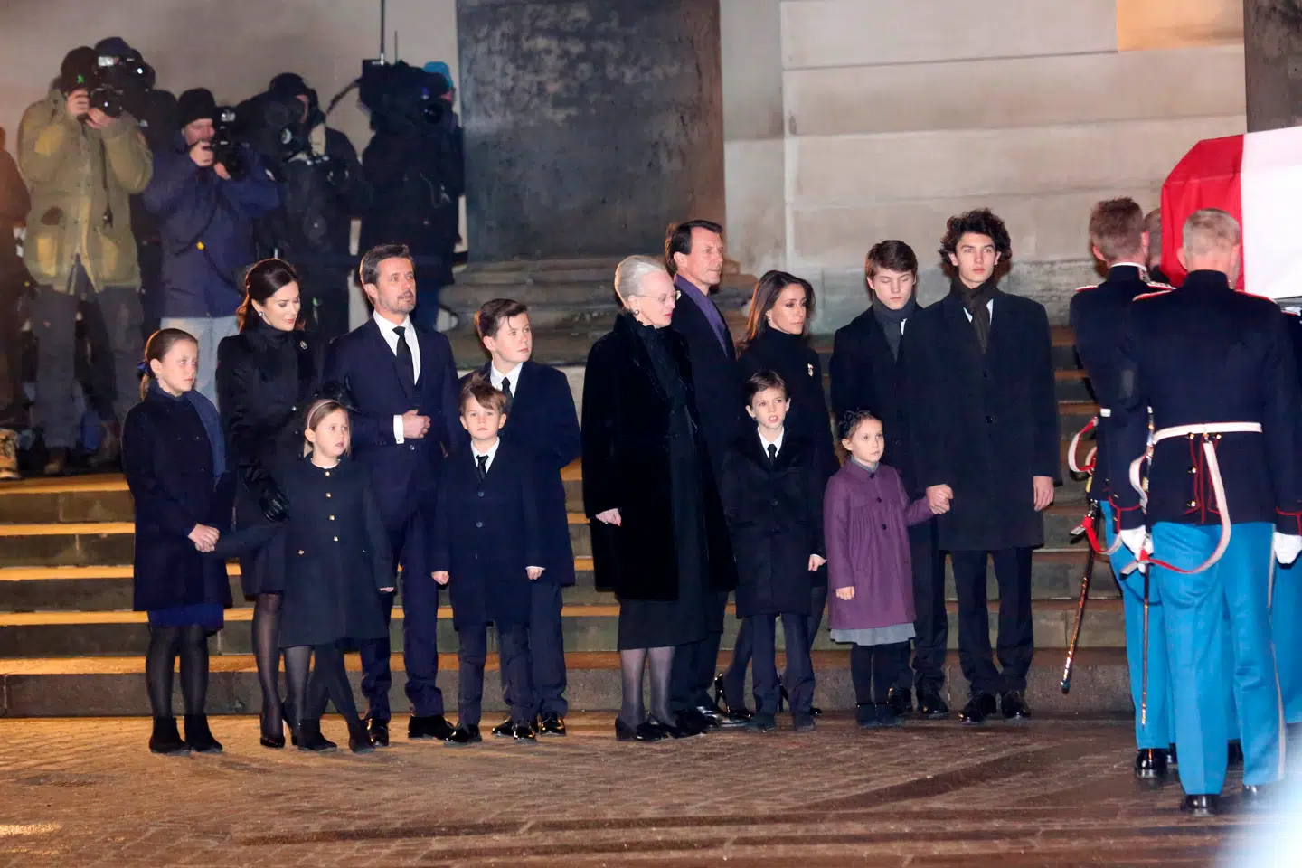 Hele den royale familie ankommer til Chrstiansborg Slotskirke fredag. Til højre i billedet aner man prins Henriks båre blive båret ind.