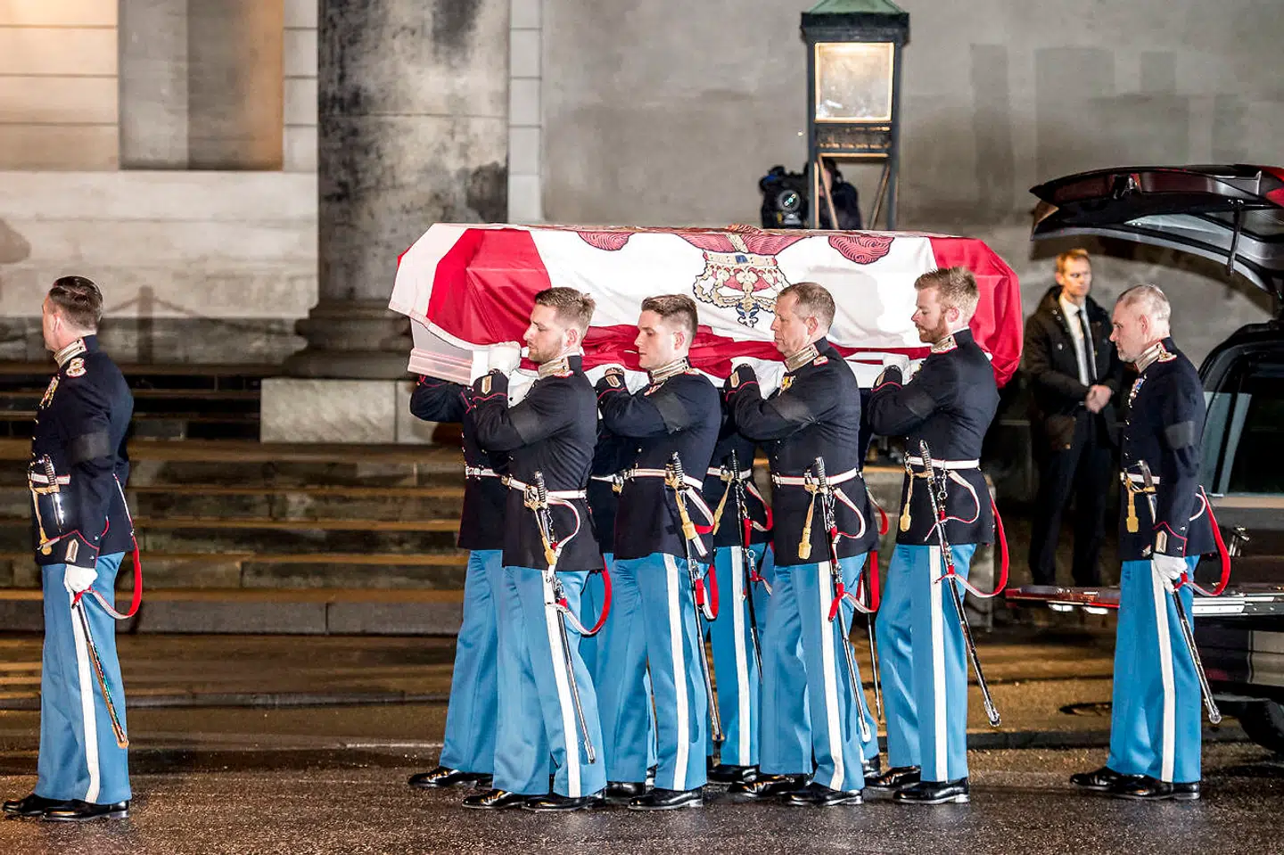 Prins Henriks båre bæres ind i Christiansborg Slotskirke, hvor den indtil tirsdag klokken 19 vil kunne besøges af offentligheden.
