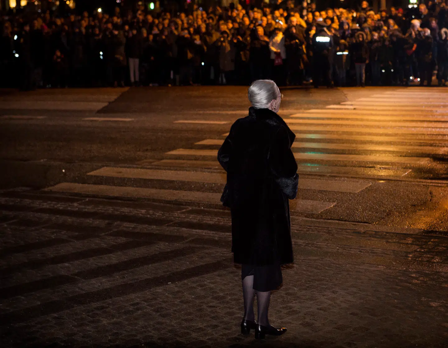 Dronning Margrethe venter på, at Prins Henriks kiste skal ankomme til Christiansborg Slotskirke fredag den 16 februar 2018.