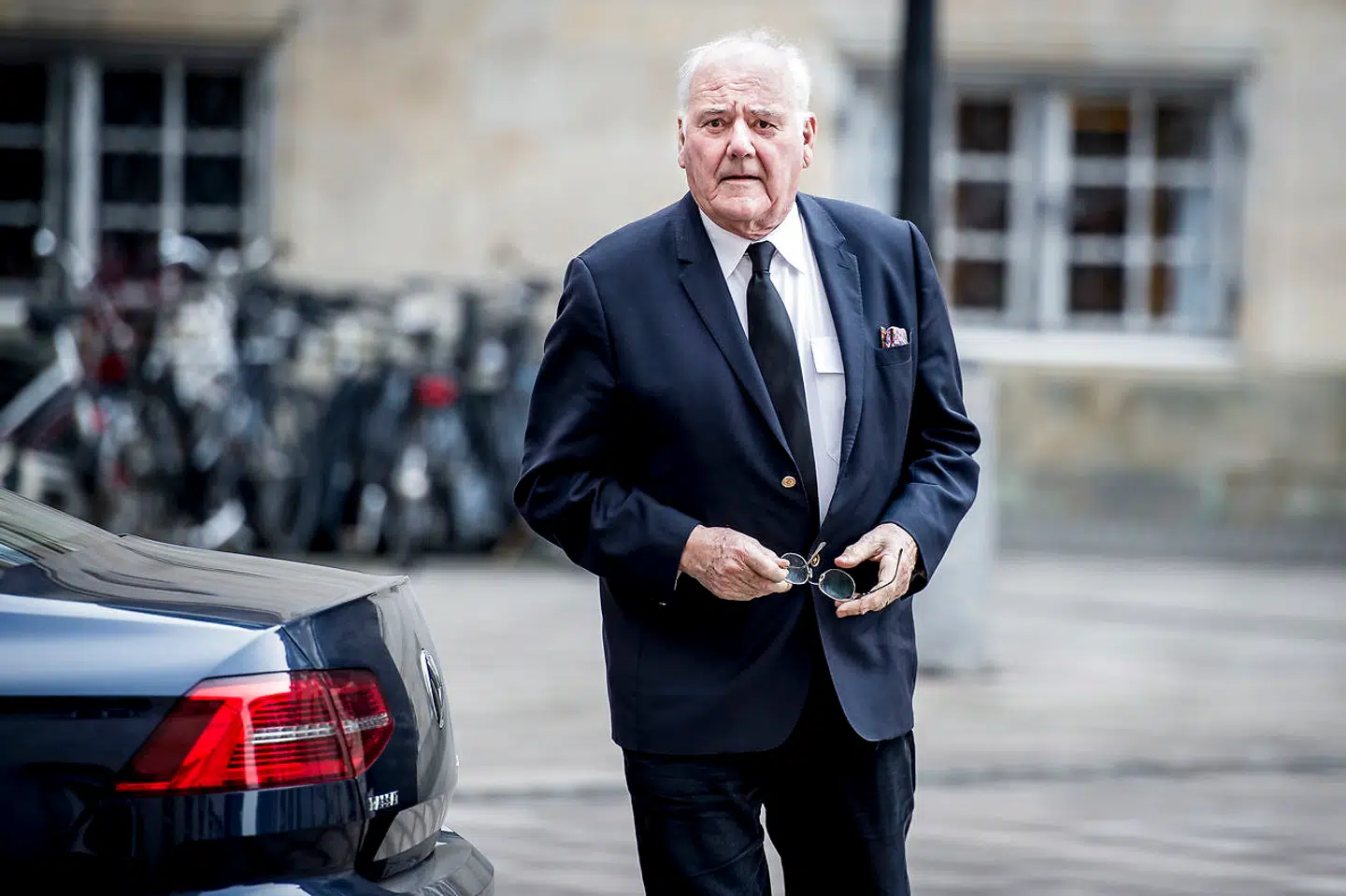 Prinsens bror ankom til Christiansborg Slotskirke mandag formiddag. Tirsdag skal prins Henrik bisættes.