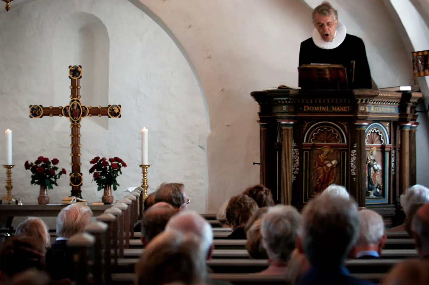 Arkivfoto af Grønholt kirke. Her ses præsten Lars Tjavle ved en tidligere gudstjeneste.