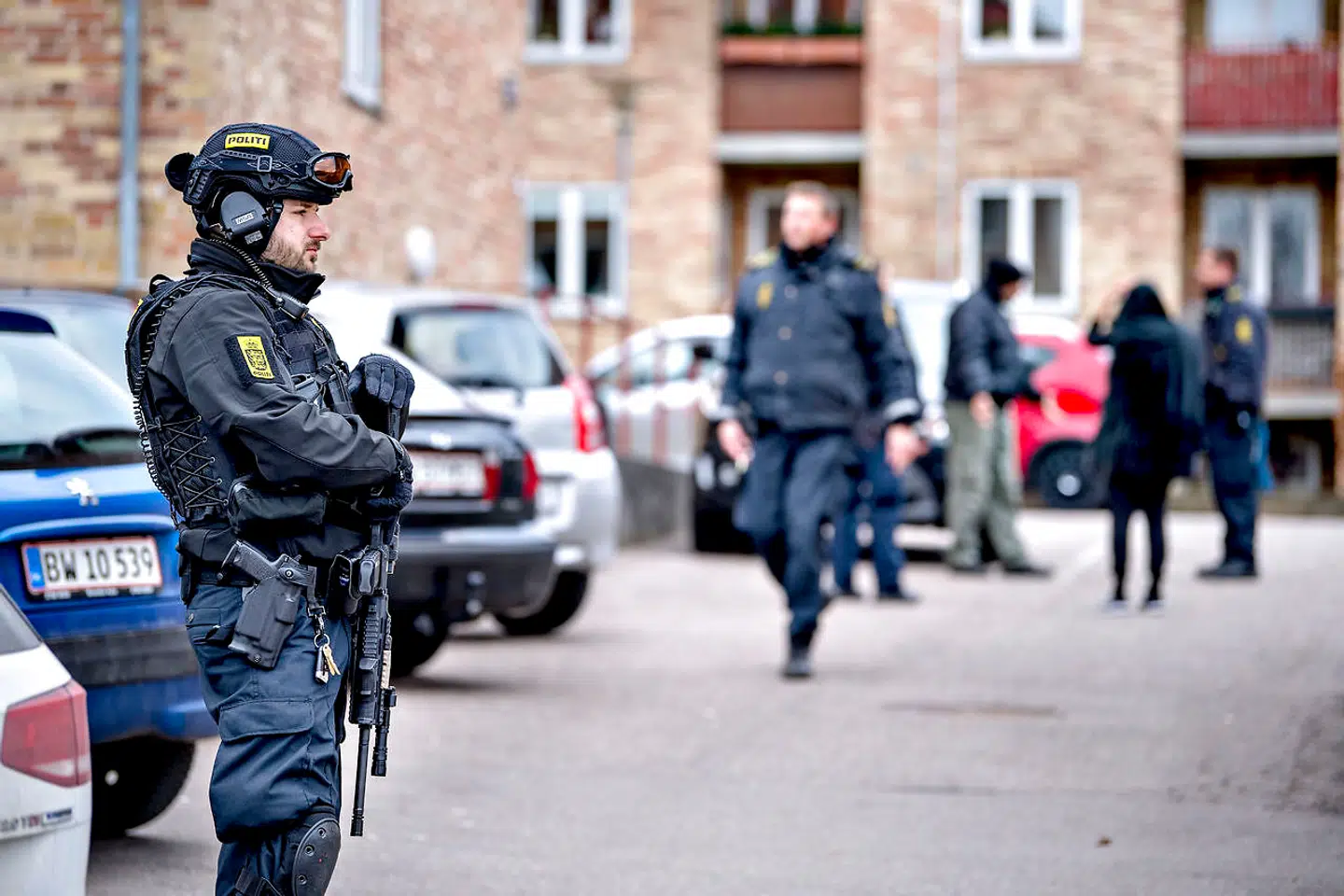 Politiet har iværksat en kæmpe menneskejagt søndag d. 18. februar 2018, efter en øksemand umotiveret overfaldt et 19-årigt par på en Circle K-station i Birkerød. Politiet ransager den formodede greningsmands faders adresse på Bistruplund 17. (Foto: Bax Lindhardt/ Scanpix 2018)