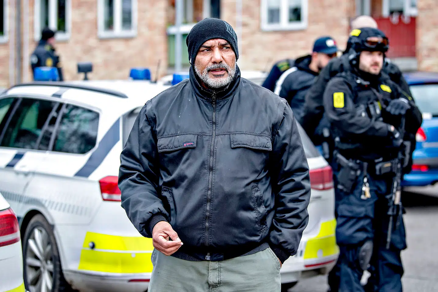 Politiet har iværksat en kæmpe menneskejagt søndag d. 18. februar 2018, efter en øksemand umotiveret overfaldt et 19-årigt par på en Circle K-station i Birkerød. Betjente forlader skoven Bistrup Hegn efter forgæves eftersøgning. Her er det gerningsmandens far. (Foto: Bax Lindhardt/ Scanpix 2018).