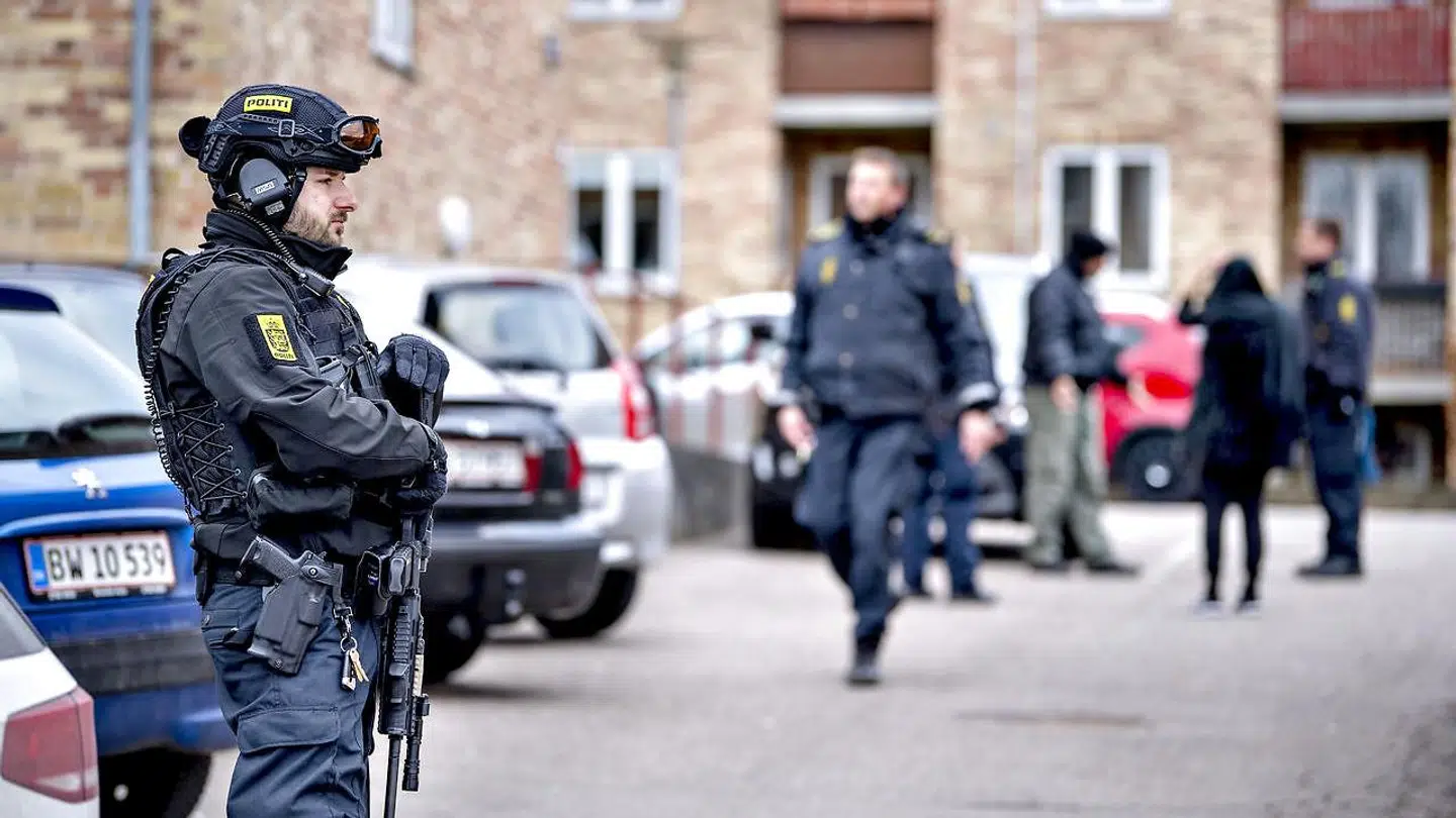 Politiet har iværksat en kæmpe menneskejagt søndag d. 18. februar 2018, efter en øksemand umotiveret overfaldt et 19-årigt par på en Circle K-station i Birkerød. Betjente forlader skoven Bistrup Hegn efter forgæves eftersøgning. Politiet ransager faderens adresse på Bistruplund 17. (Foto: Bax Lindhardt/ Scanpix 2018).