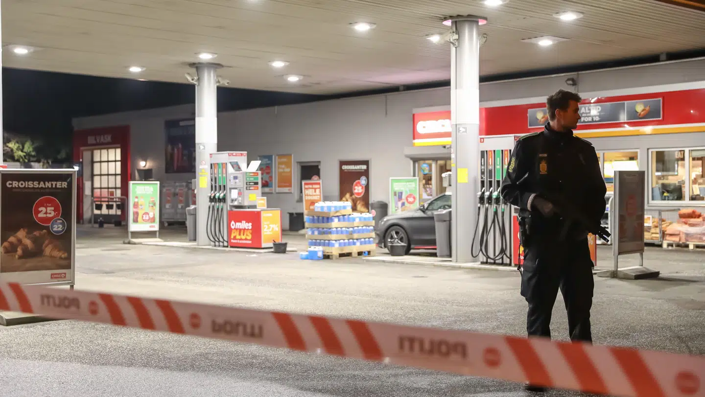 Et 19-årigt par er lørdag aften blevet overfaldet af en mand med en økse på en tankstation i Birkerød.