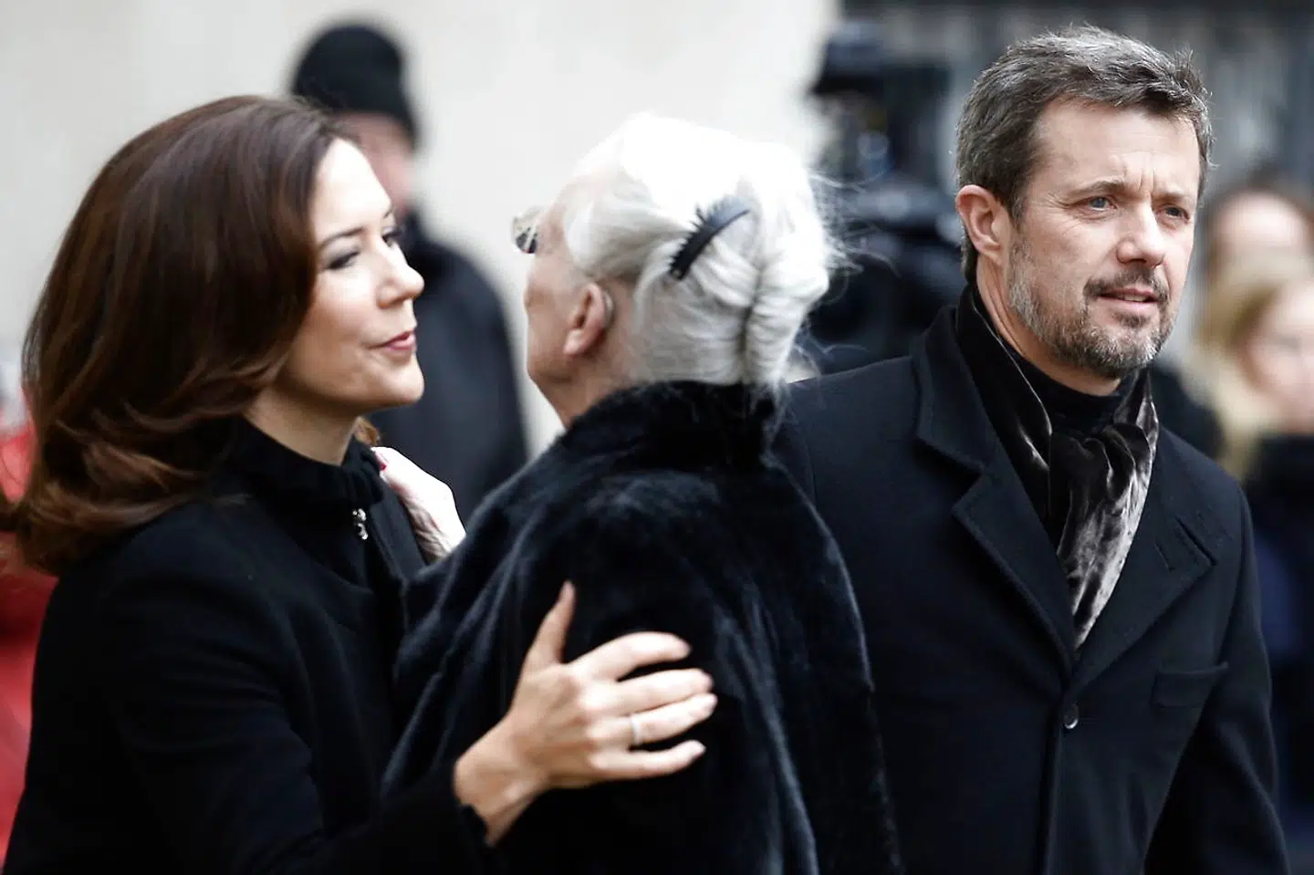 H.M. Dronning Margrethe, kronprins Frederik og kronprinsesse Mary ankommer til Castrum Doloris i Christiansborg Slotskirke i København, lørdag den 17. februar 2018.