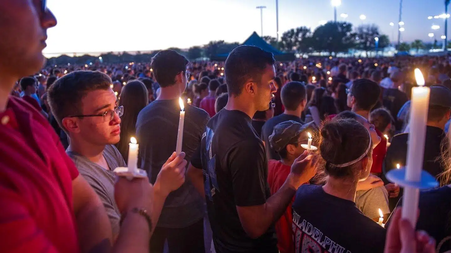 Hundredevis deltog i en mindehøjtidelighed efter skoleskydderiet i Florida 14. februar EPA/GIORGIO VIERA