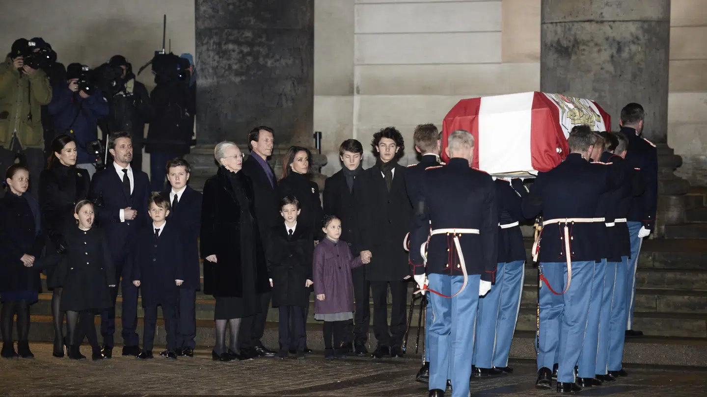 Christiansborg Slotskirke i København, fredag den 16. februar 2018. Båren med Prins Henrik overføres fra Amalienborg til Christiansborg Slotskirke, fredag aften. Prins Henrik sov stille ind på Fredensborg Slot, tirsdag den 13. februar.