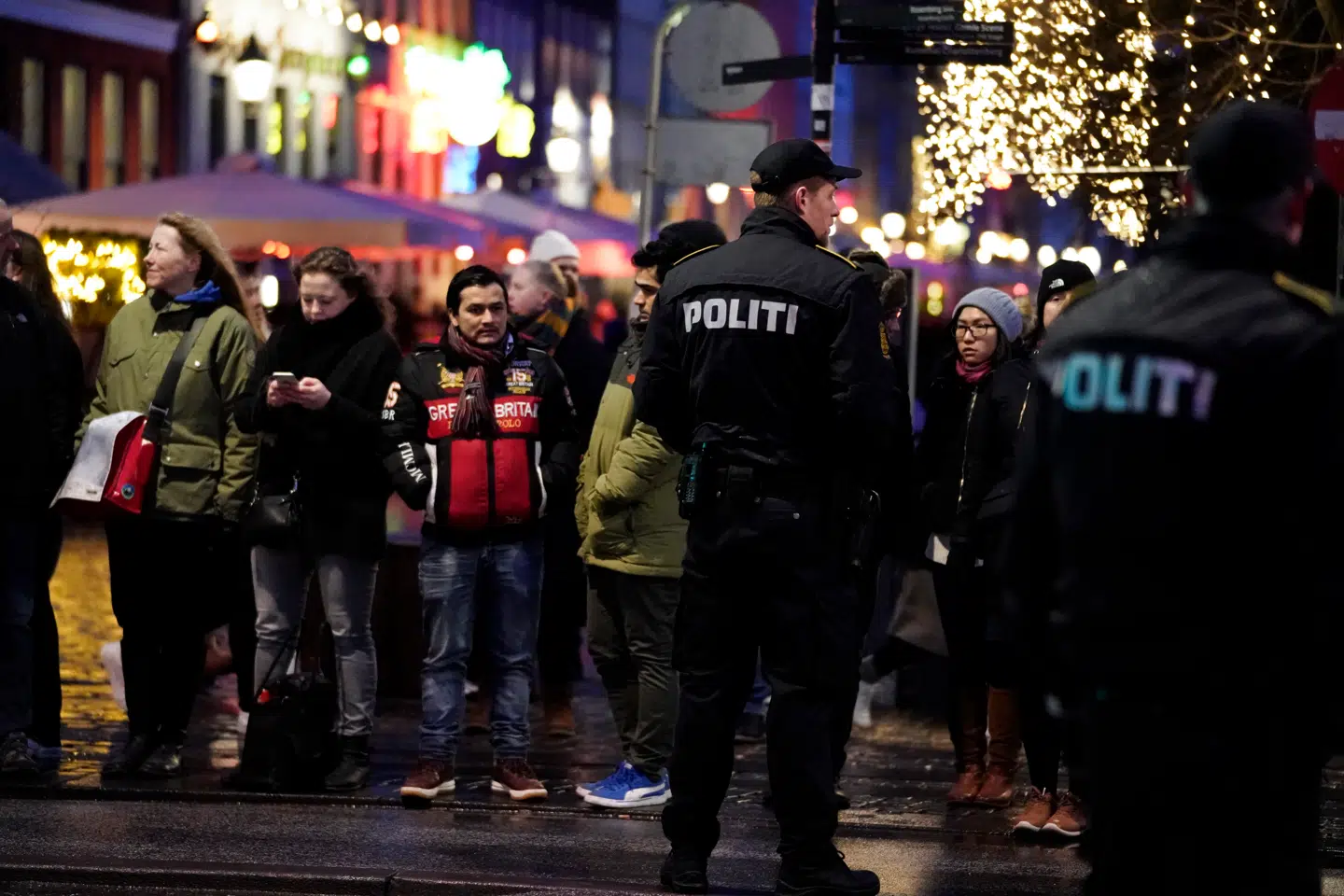 Politiet står langs hele ruten hvor Prins Henrik skal køre København, fredag den 16. februar 2018. Båren med Prins Henrik overføres fra Amalienborg til Christiansborg Slotskirke, fredag aften. Prins Henrik sov stille ind på Fredensborg Slot, tirsdag den 13. februar.
