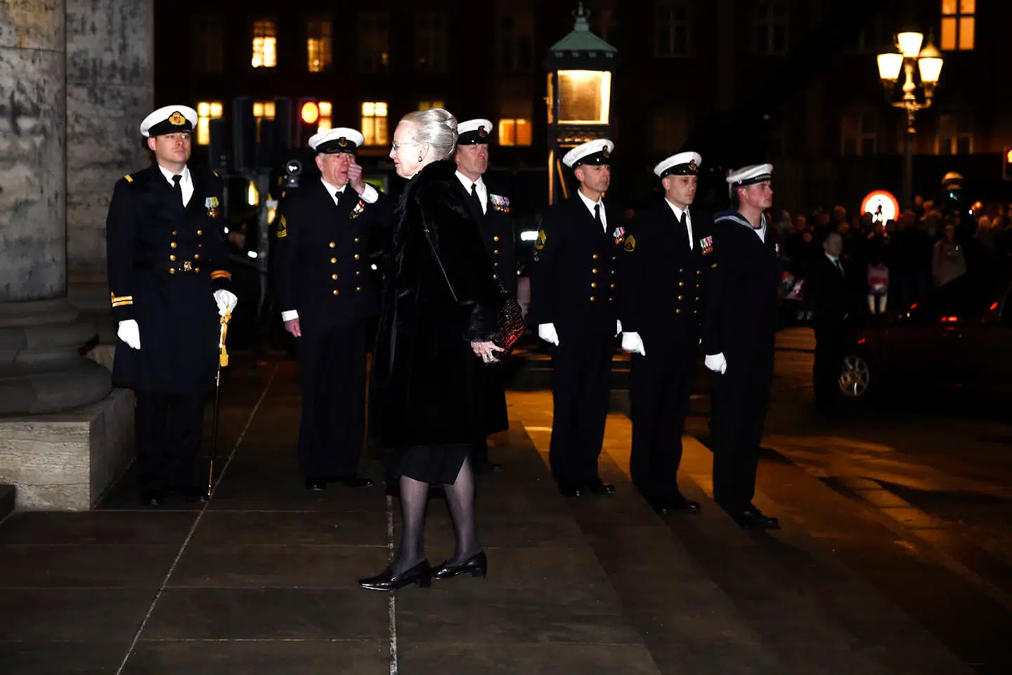 Dronning Margrethe træder ind i Christiansborg Slotskirke, kort efter at prins Henriks kiste er blevet båret ind i kirken, fredag aften den 16. februar 2018. Båren blev overført fra Amalienborg til Christiansborg Slotskirke, hvor prins Henrik skal ligge på castrum doloris indtil bisættelsen på tirsdag. . (Foto: Liselotte Sabroe/Scanpix 2018)