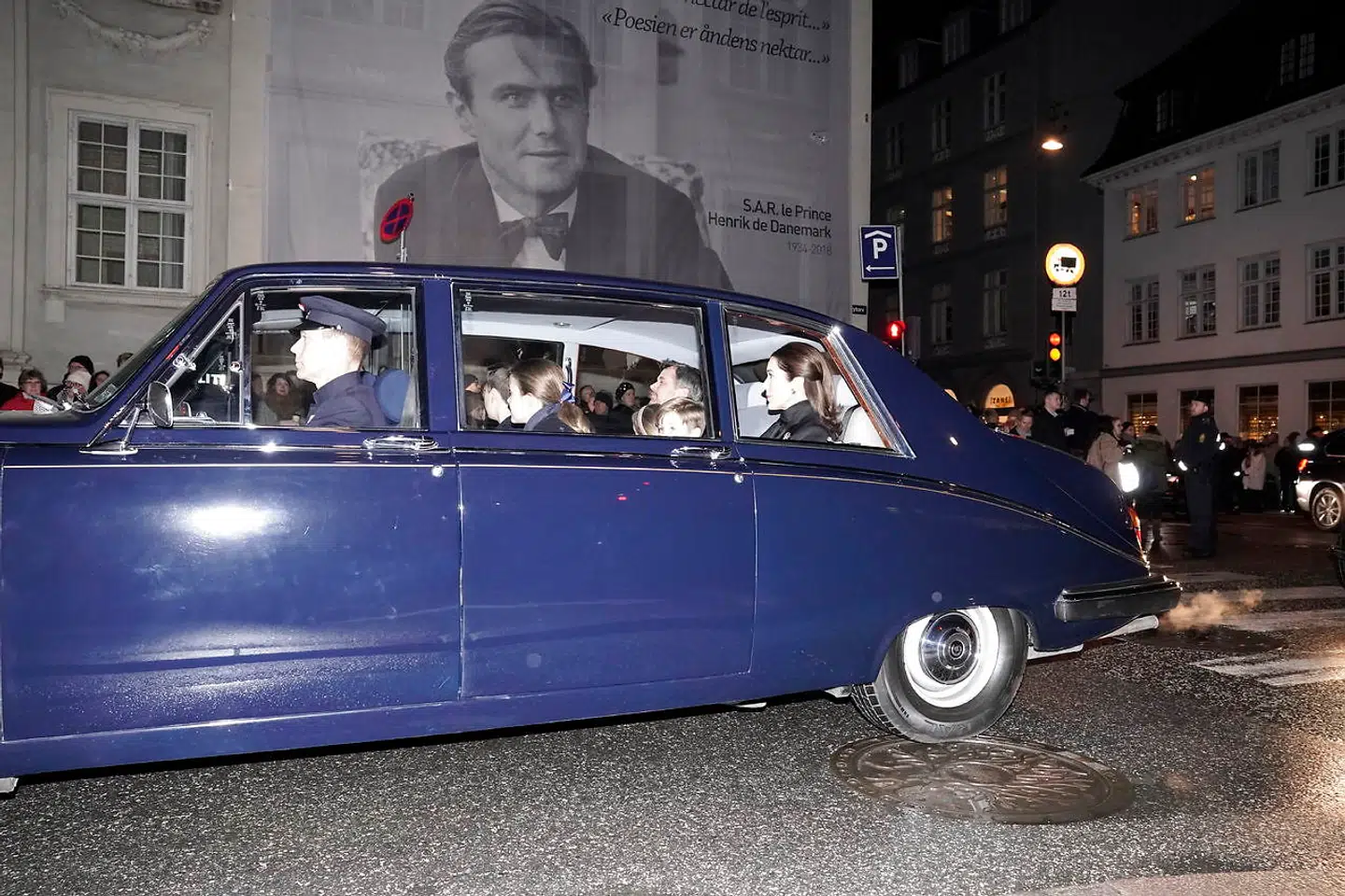 Kronprinsparret og deres børn kører bag prins Henriks båre mod Christiansborg Slotskirke fredag den 16. februar 2018. Båren med prins Henrik overføres fra Amalienborg til Christiansborg Slotskirke, fredag aften. Prins Henrik sov stille ind på Fredensborg Slot, tirsdag den 13. februar. (Foto: Martin Sylvest/Scanpix 2018)
