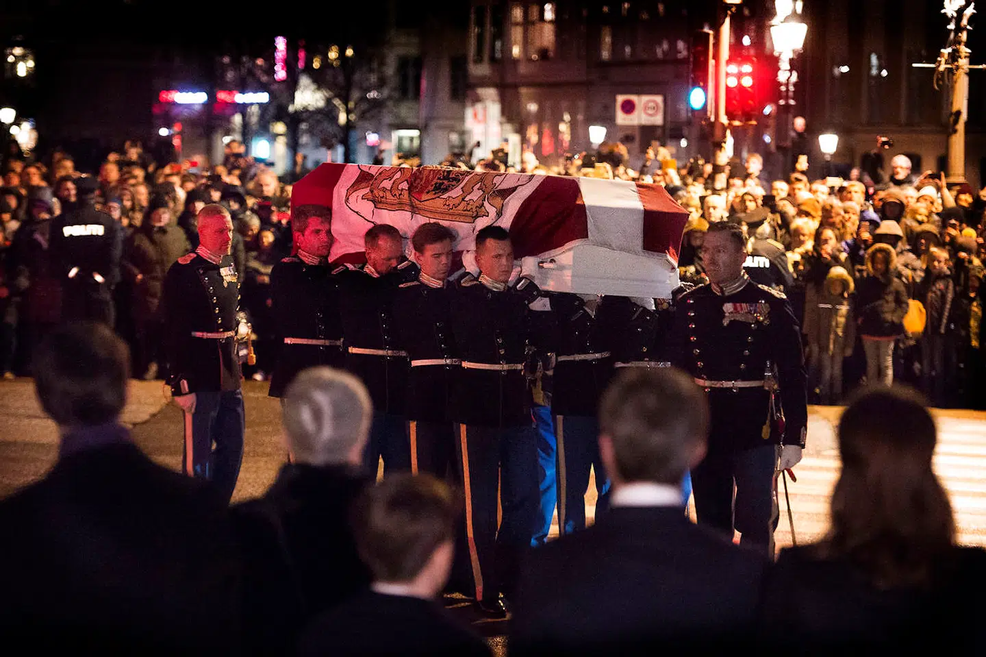 Prins Henriks båre ankommer til Christiansborg Slotskirke fredag den 16. februar 2018.