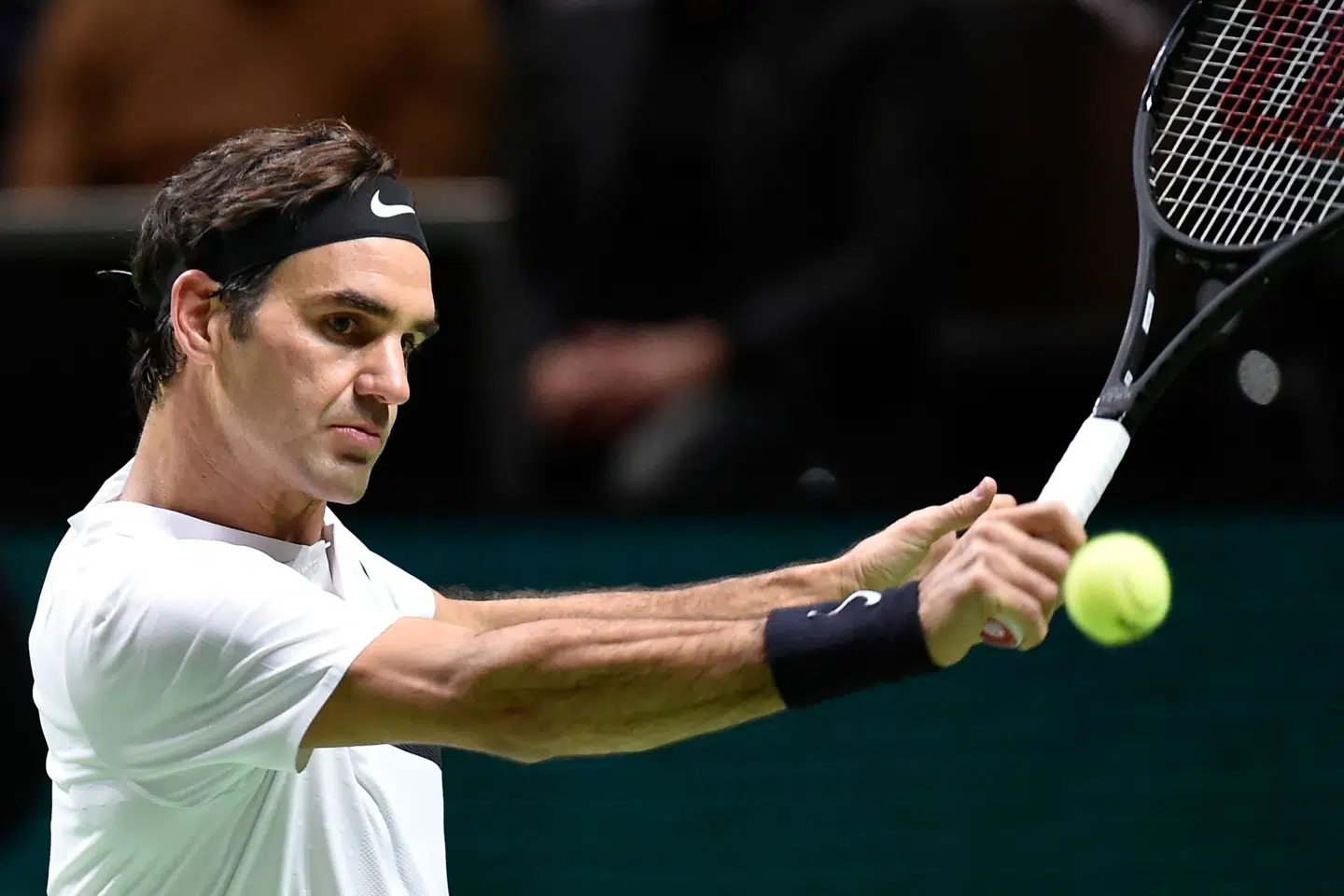 Roger Federer blev fredag den ældste tennisspiller i ATP-turneringens historie, som ligger nummer ét på verdensranglisten. Scanpix/John Thys
