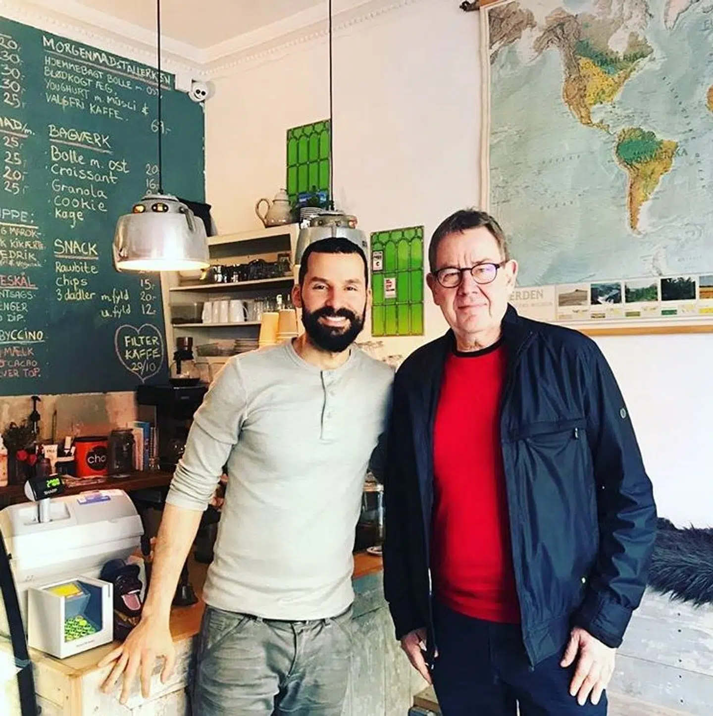Tidligere statsminister Poul Nyrup og Isam B er gode venner. Her står de sammen i Isam B's café på Nørrebro.