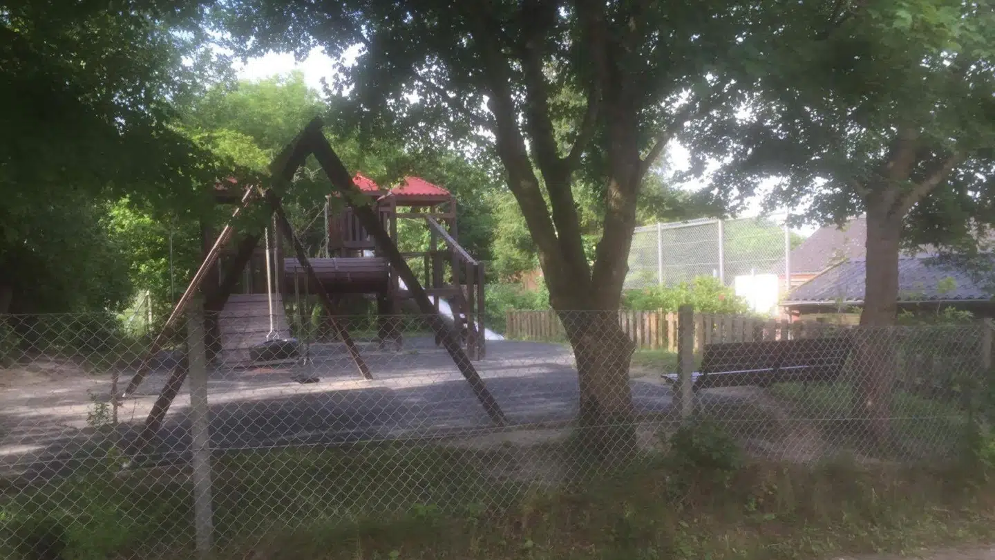Det var fra denne legeplads, at en blot fire-årig pige sidste år blev bortført og derefter angiveligt seksuelt misbrugt.