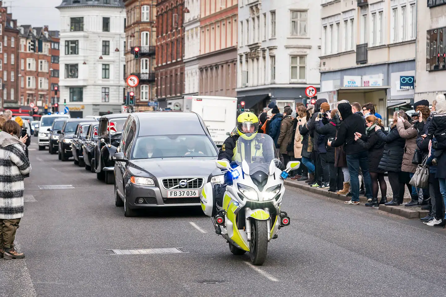 Prins Henrik er død. Kongefamilien kører i parade med Prins Henriks kiste fra Fredensborg slot gennem København til Amalienborg torsdag d. 15 februar 2018. Turen går gennem Østerbro på blandt andet Østerbrogade ved Sortedams sø, hvor folk har stillet sig langs vejen for at se den kongelige rustvogn passere.. (Foto: Martin Sylvest/Scanpix 2018)