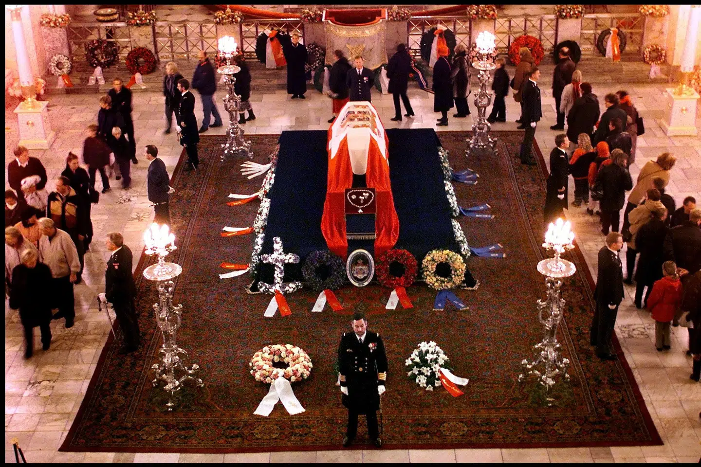 Dronning Ingrid ligger på castrum doloris i Christiansborg Slotskirke i november 2000. Scanpix/Bax Lindhardt