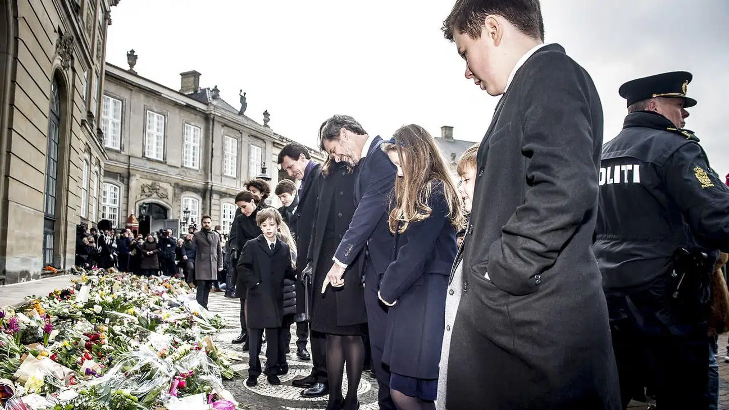 Kronprins Frederik fik øje på en særlig hilsen foran Christian 9. palæ i går, som han synes, både prinsese Isabella og prins Christian skulle se.