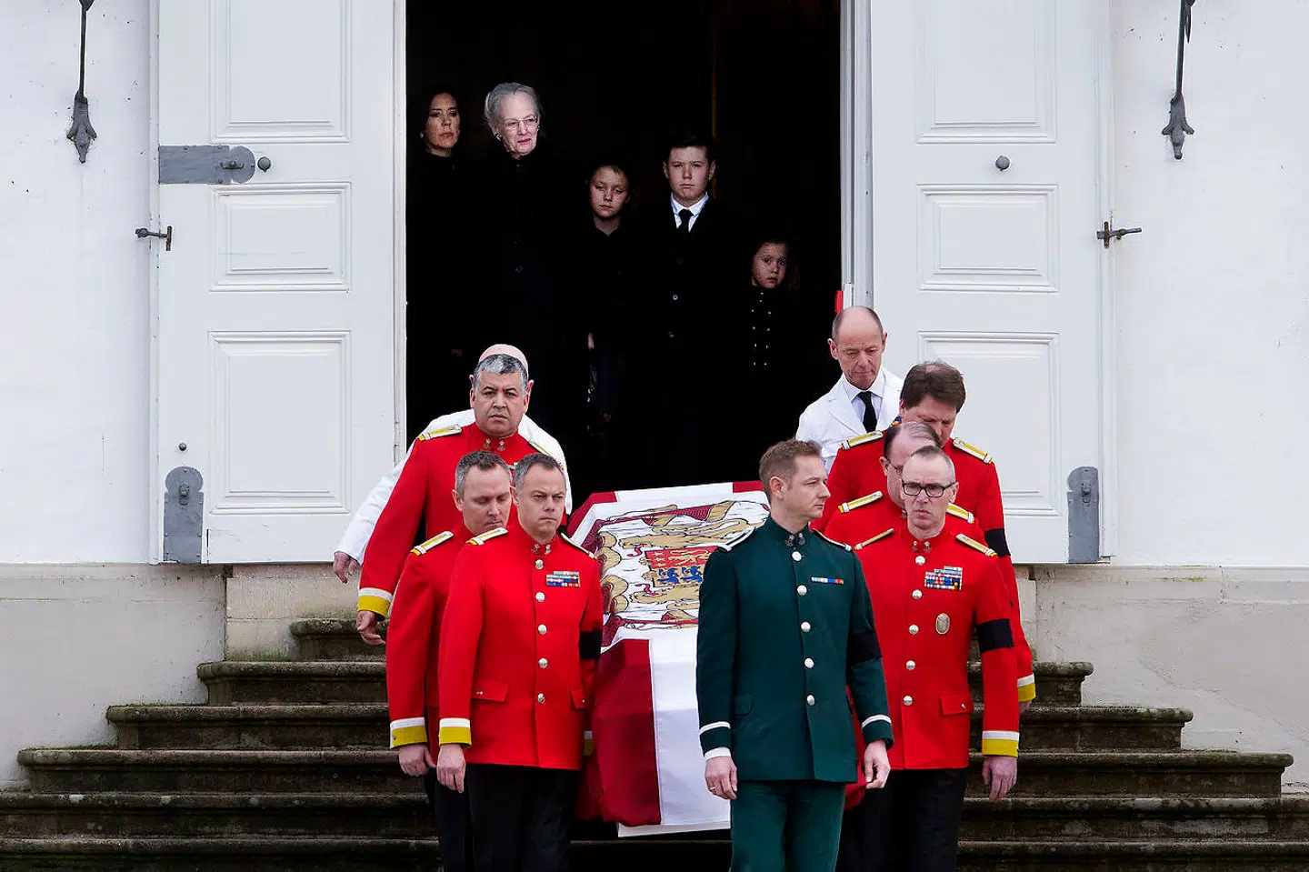 Prins Henriks båre bæres ud af Fredensborg Slot. Her følger Kongefamilien efter.