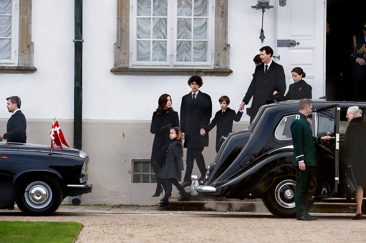 Prins Henriks båre bæres ud af Fredensborg Slot. Her følger kronprins Frederik, kronprinsesse Mary, prins Joachim, prinsesse marie og børnene samt Dronningen efter.