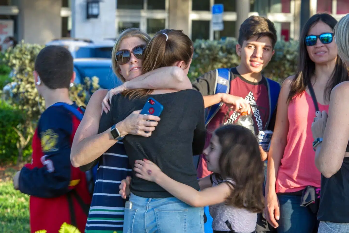 Elever finder trøst hos forældre og familie efter skoleskyderiet ved Marjory Stoneman Douglas High School i Parkland, Florida.
