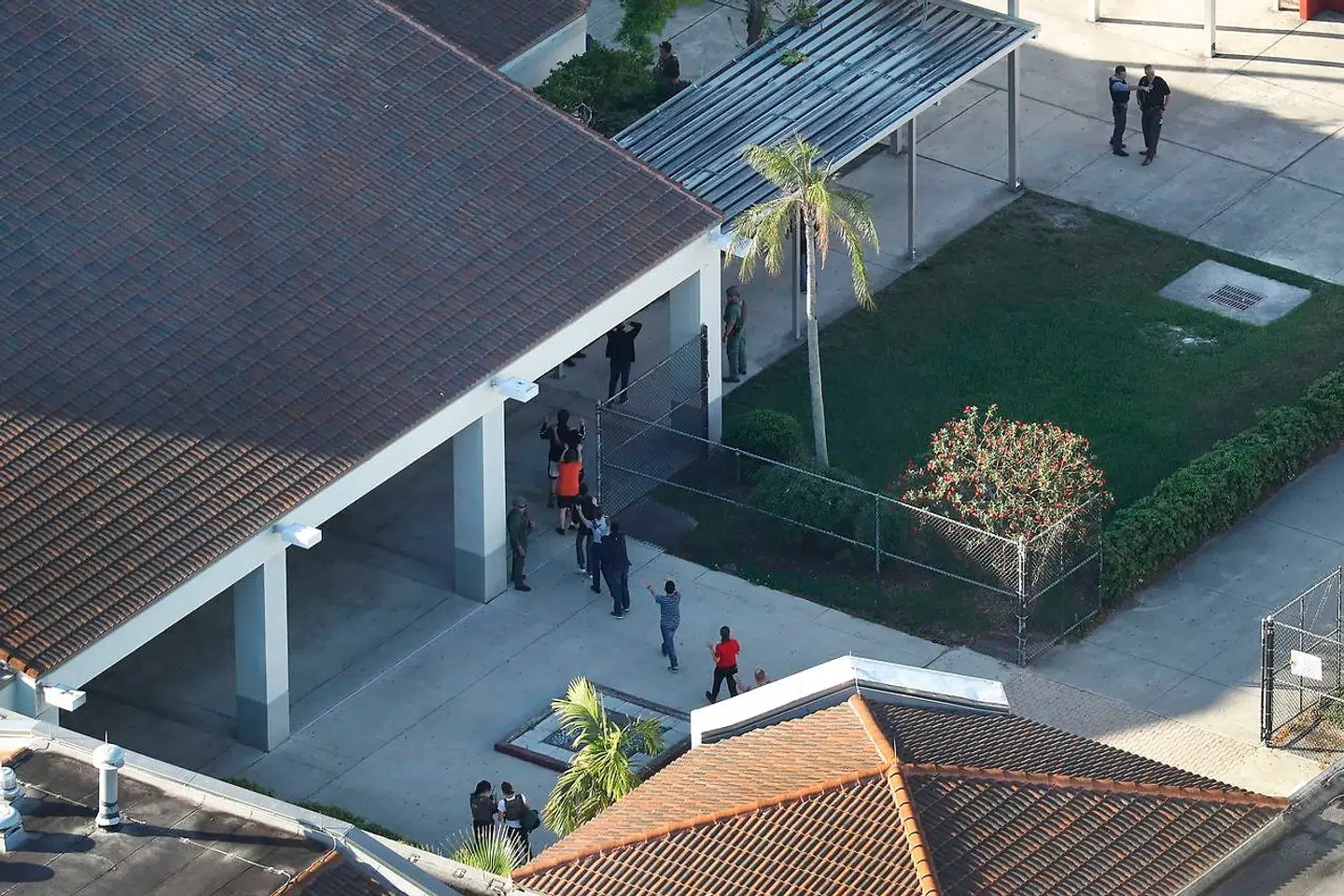Her ses Marjory Stoneman Douglas High School fra luften.