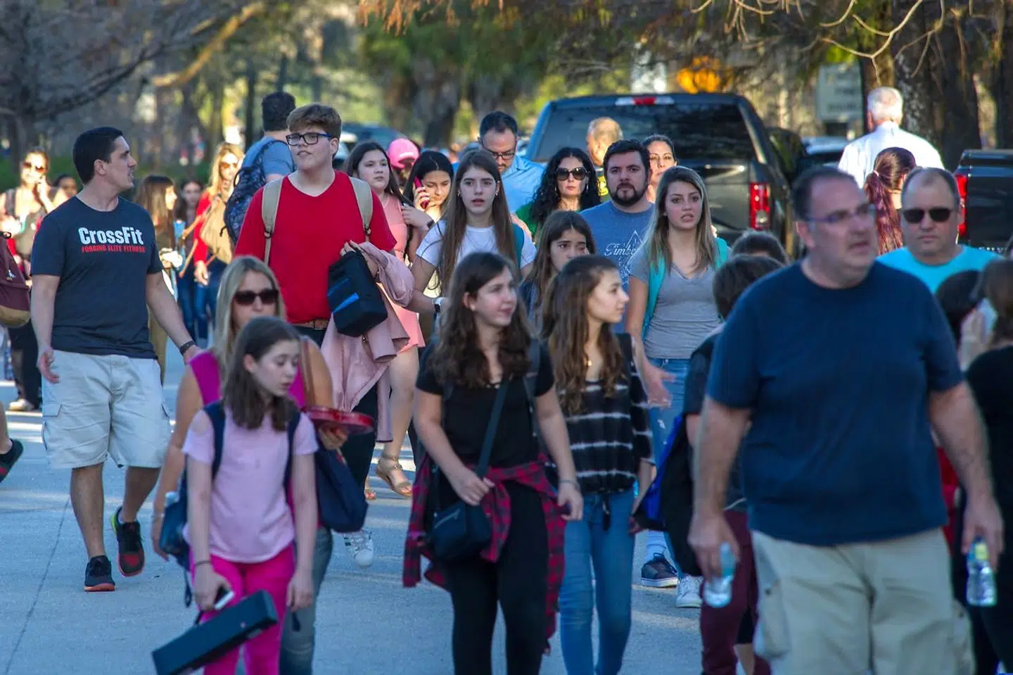 På billedet: Skoleelever genforenes med forældre og familie efter skyderiet, der har kostet mindt 17 livet. Marjory Stoneman Douglas High School i Parkland, Florida.