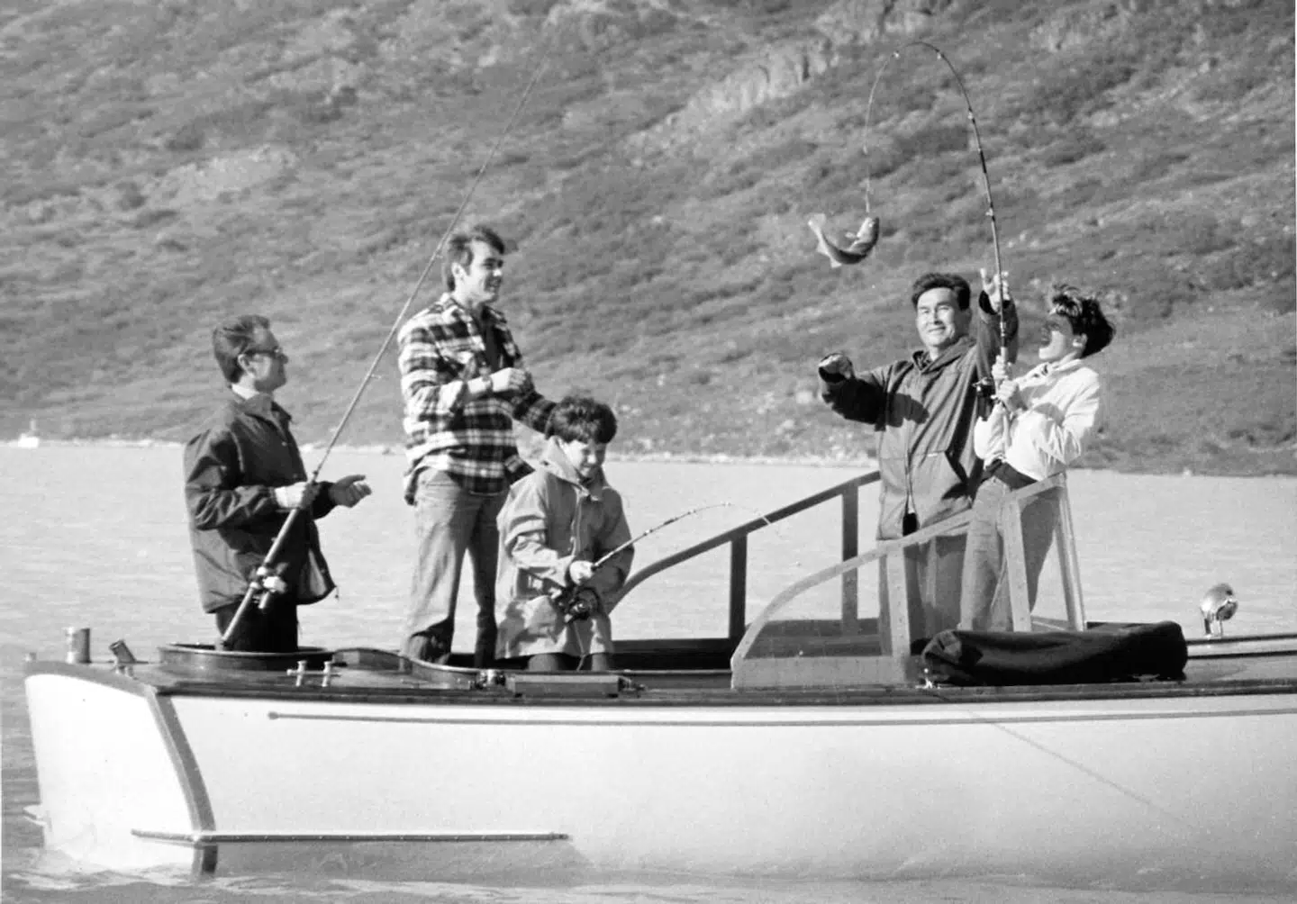 Prins Henrik, prins Joachim og kronprins Frederik på fisketur i Eriksfjord i Grønland. Her fanger prins Joachim en fjordtorsk.
