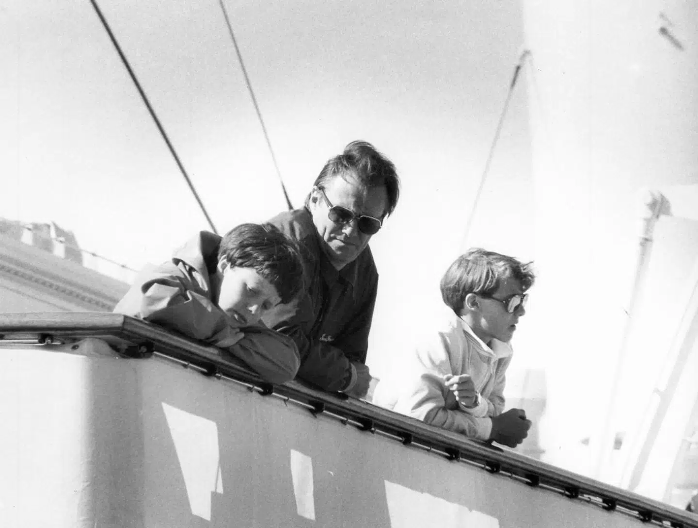 Prins Henrik og sønnerne Frederik og Joachim, ombord på Kongeskibet Dannebrog.