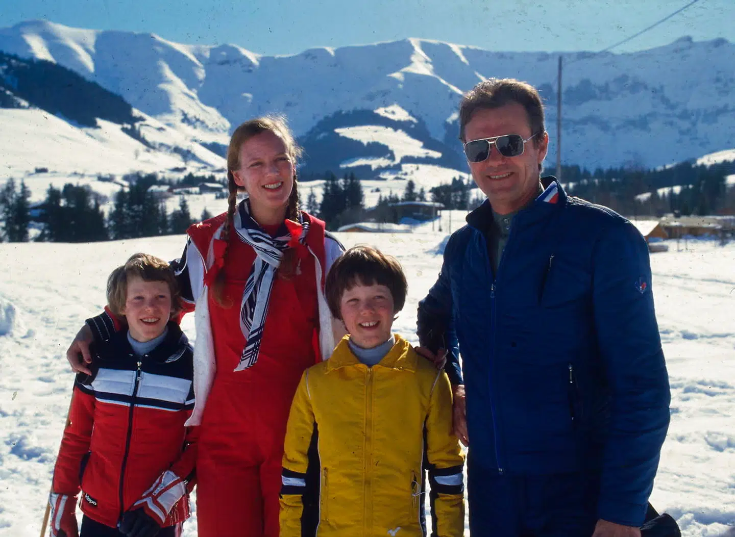 Dronning Margrethe, prins Henrik, kronprins Frederik og prins Joachim stiller op til fotografering under vinterferien sidst i februar 1980 i Megeve i de franske alper. Det er nu ikke sådan, at de er sammen hele dagen, for medens prins Henrik, kronprins Frederik og prins Joachim boltrer sig på de alpine pister, løber dronning Margrethe langrend.