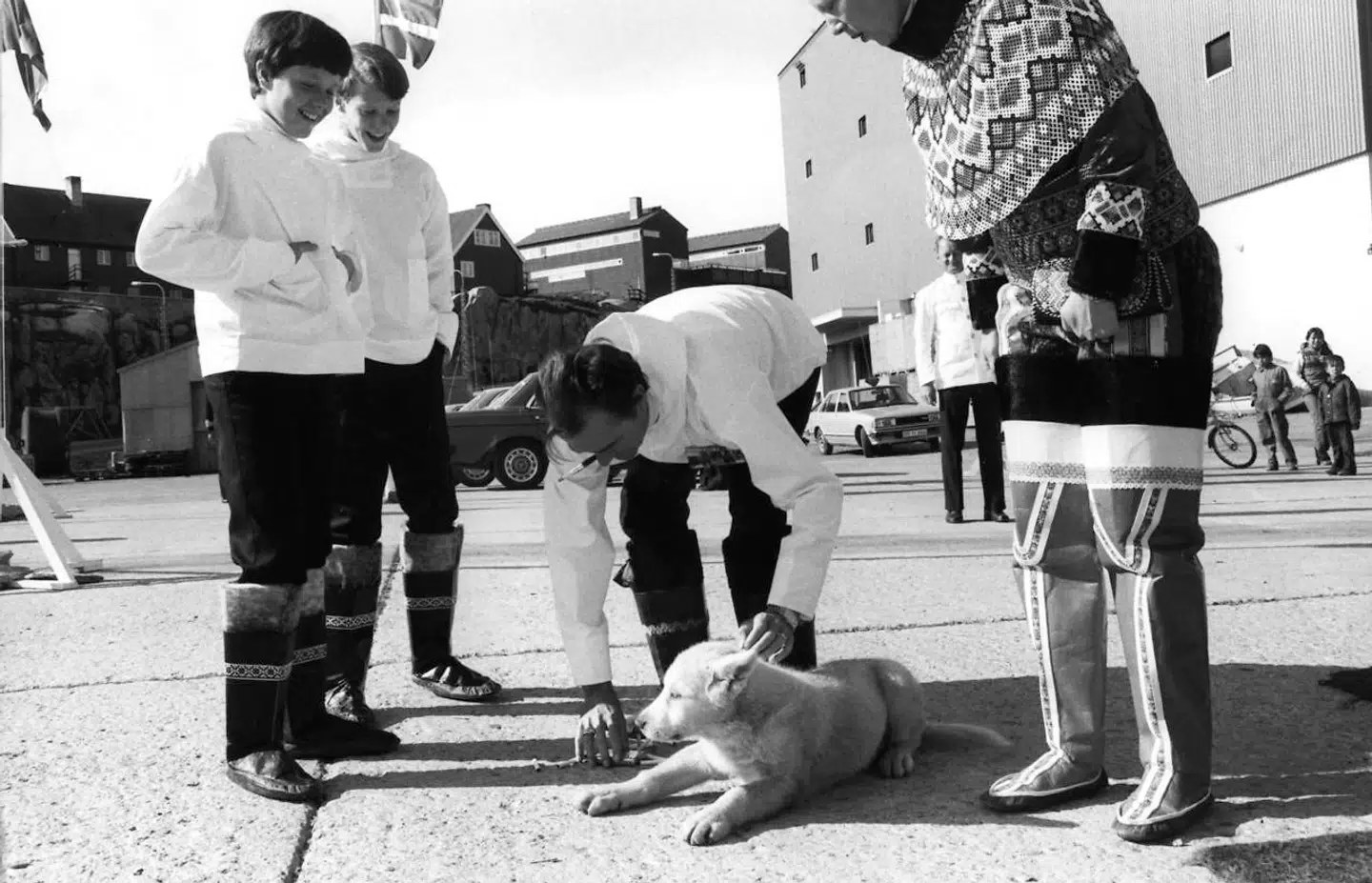 Kongefamilien i Grønland. Her Dronning Margrethe, prins Henrik, kronprins Frederik som hilser på en slædehund.