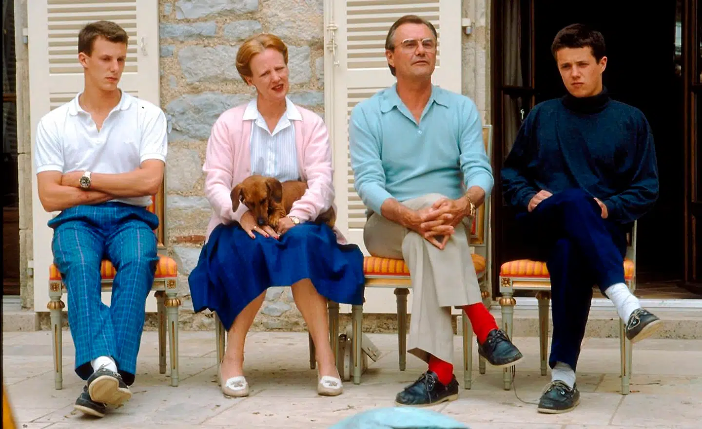 1988.-Pressemøde på Chateaux Caix en sommerdag efter at prins Joachim og kronprins Frederik var kørt galt. Sommersmil er afløst af mørke miner, da prinserne får tørt på i al offentlighed. Fra venstre prins Joachim, dronning Margrethe, prins Henrik og kronprins Frederik.