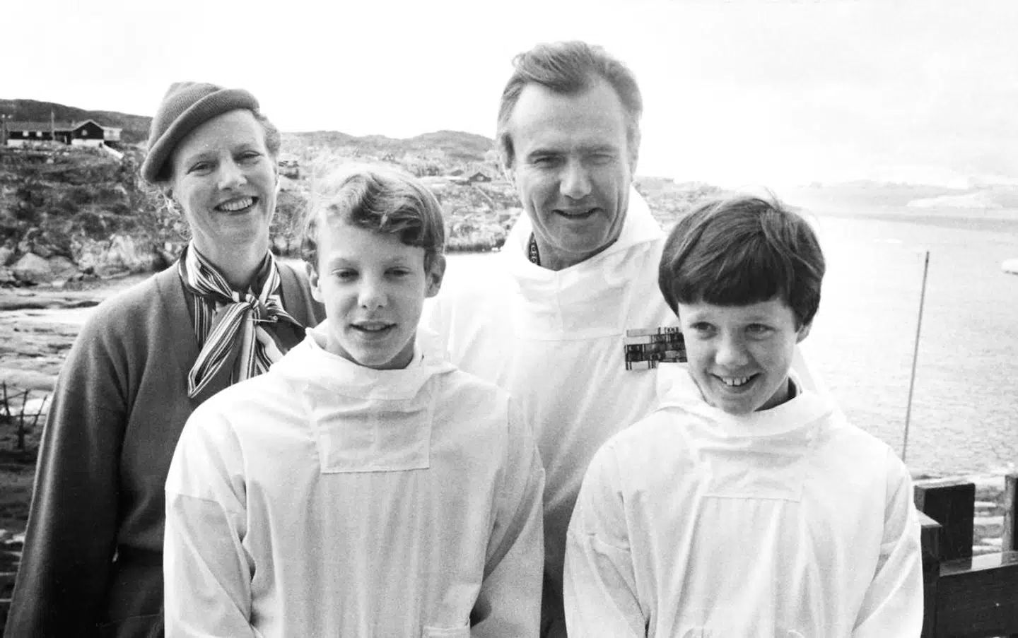 Regentfamilien dronning Margrethe prins Henrik og prinserne Joachim og Frederik ankommer til Jakobshavn.