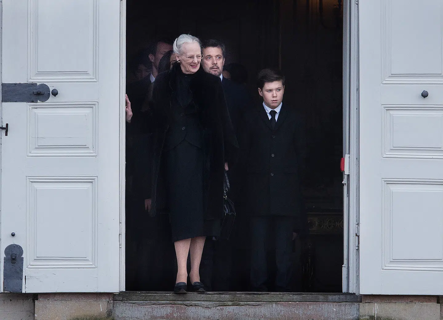 Prins Henriks båre bæres ud af Fredensborg Slot. Her følger Kongefamilien efter.