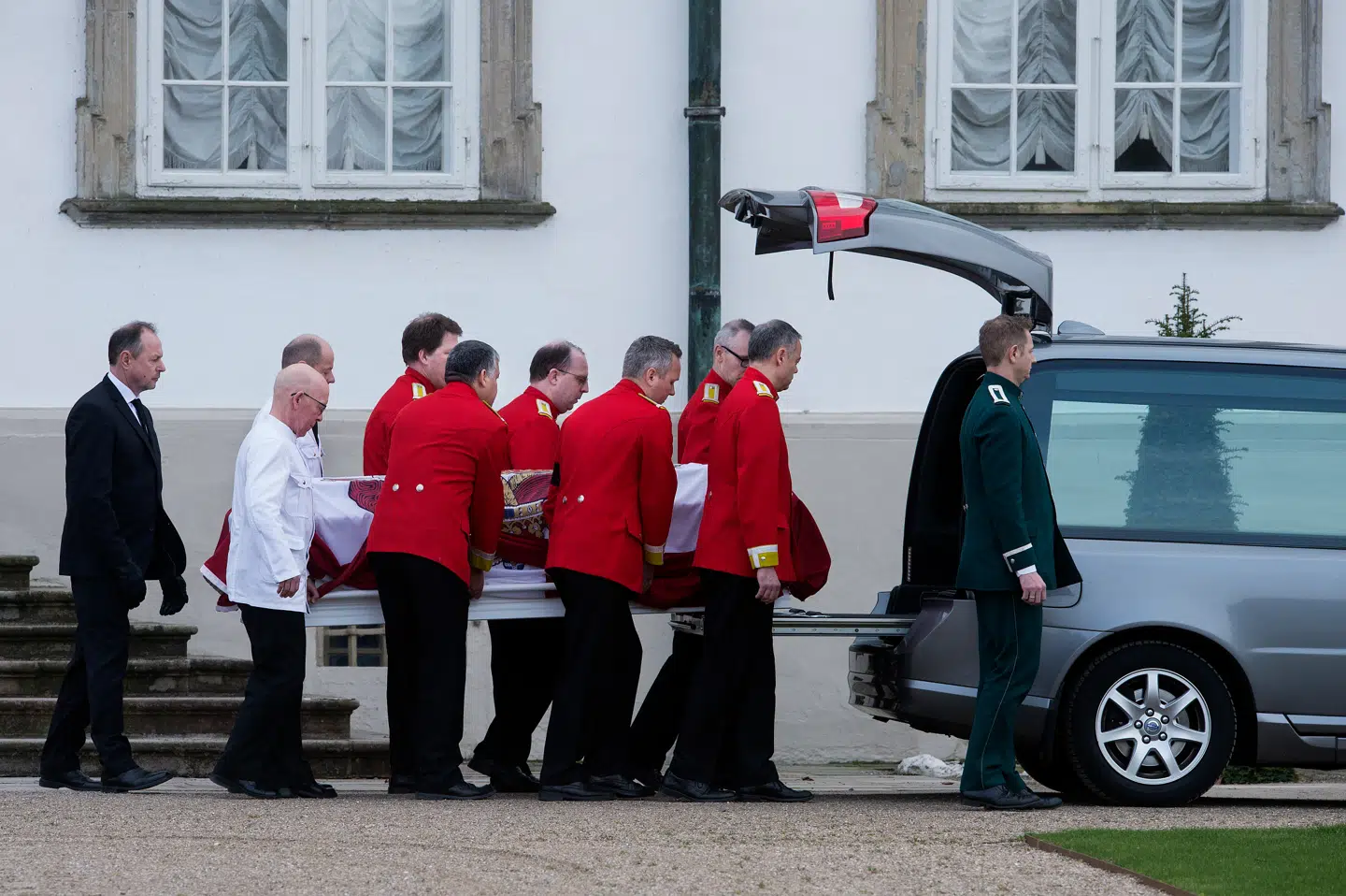 Prins Henriks båre bæres ud af Fredensborg Slot for at blive kørt til Amalienborg.