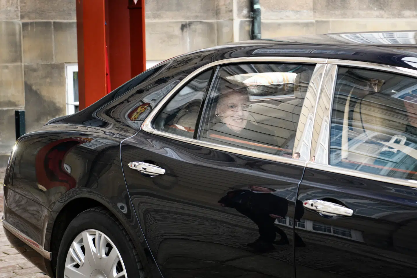 Hendes Majestæt Dronning Margrethe II forlader Amalienborg Slot efter Prins Henriks båres ankomst til Amalienborg fra Fredensborg torsdag den 15. februar 2018.