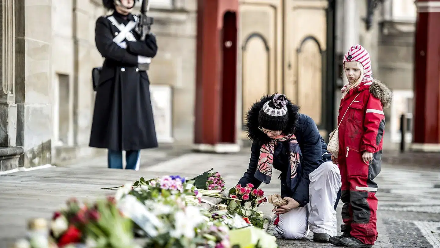 Der lægges blomster og hilsner foran Amalienborg Slot i København, onsdag den 14. februar 2018. Hans Kongelige Højhed Prins Henrik sov tirsdag den 13. februar kl. 23.18 stille ind på Fredensborg Slot, skriver Kongehuset i en pressemeddelse, onsdag den 14. februar 2018.. (Foto: Mads Claus Rasmussen/Scanpix 2018)