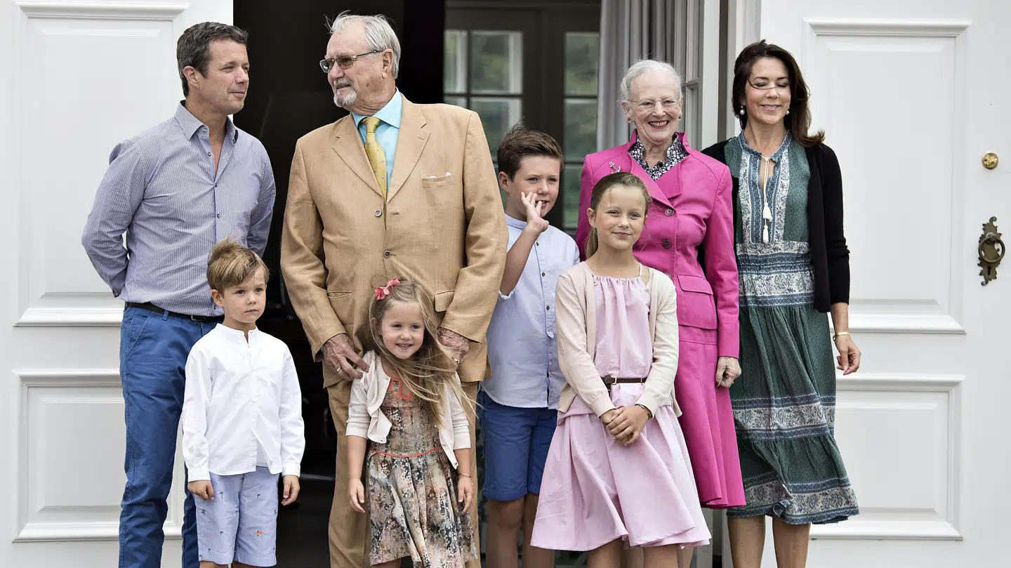 Rpins Henrik sov stille ind med den nære familie omkring sig. Her ses han med sin kone, dronning Margrethe, kronprinsparret og deres fire børn (Foto: Henning Bagger/Scanpix 2018)