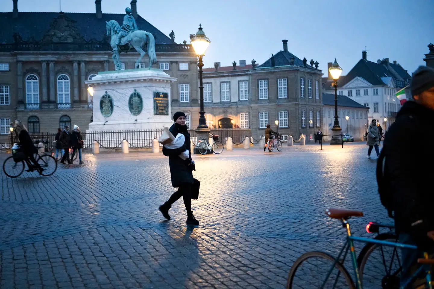 På billedet: Amalienborg Slot i København onsdag aften.