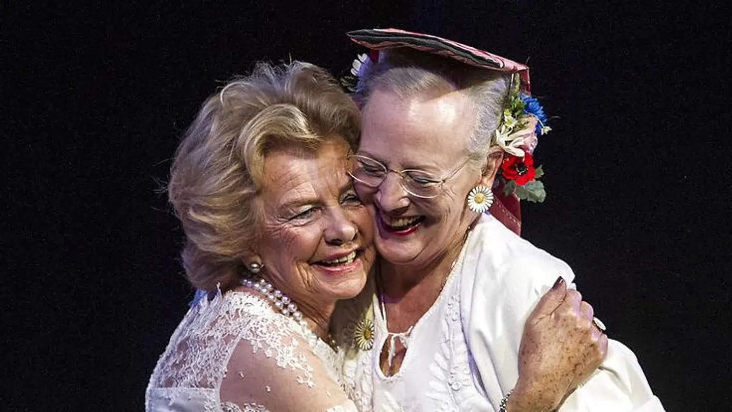 Venskabet mellem Dronning Magrethe og Susanne Heering er nært og går mange år tilbage. I 32 år var det Dronningen, der lavede scenografien og selv syede hattene til eleverne på Susanne Heering danseskole til den årlige afslutningsfest.