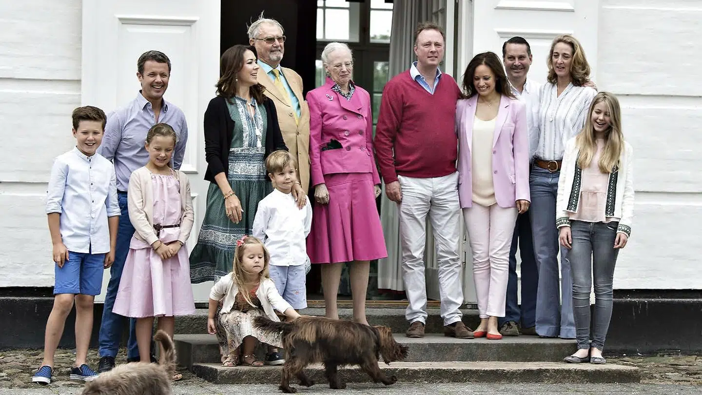 Regentparret Dronning Margrethe og Prins Henrik ankom fredag middag til Gråsten Slot hvor Kronprinsparret Kronprinsesse Mary og Prins Frederik tilbringer sommeren med deres børn. Her er familien samlet på fortrappen i den indre slotsgård. (Foto: Henning Bagger/Scanpix 2016)