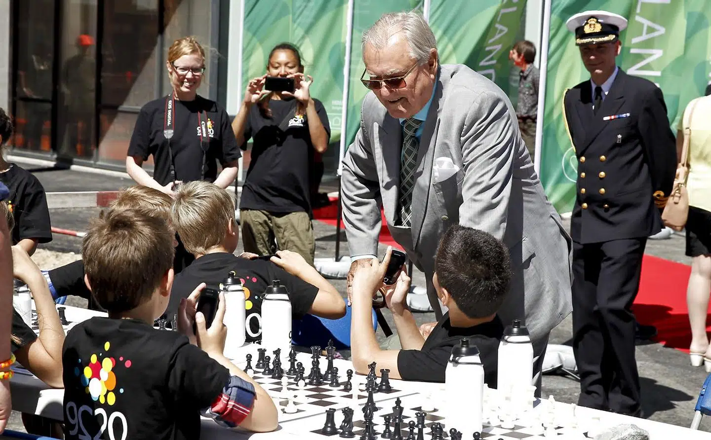 Prins Henrik taler med børn på Nordkraft. Regentparret aflagde onsdag besøg i Aalborg som det første stop på årets sommertogt.
