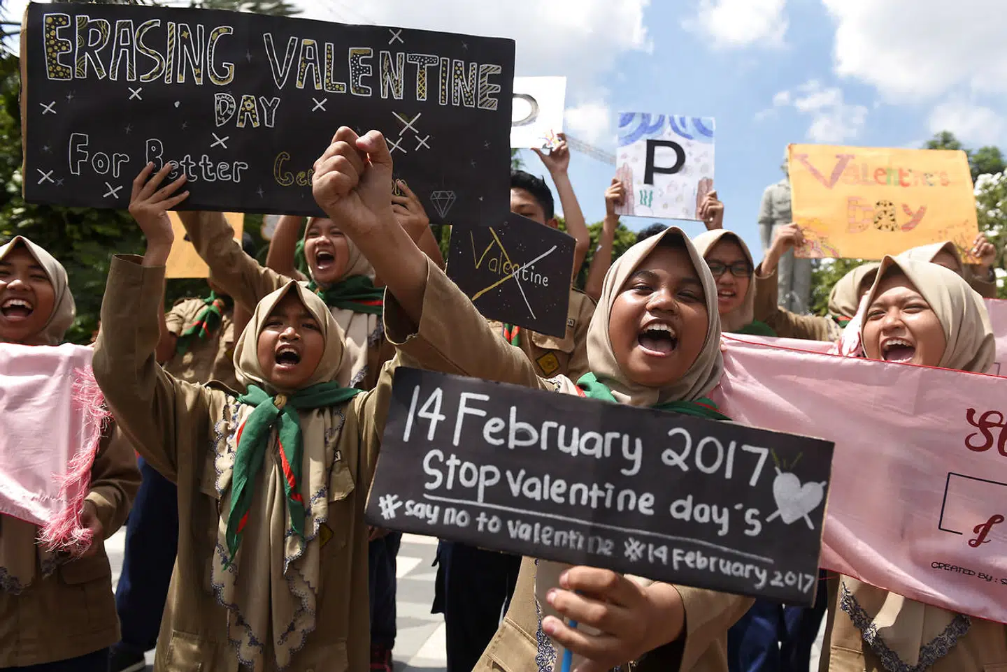 Muslimske studenter i Surabaya demonstrerede allerede sidste år mod fejringen af Valentins Dag i Indonesien.