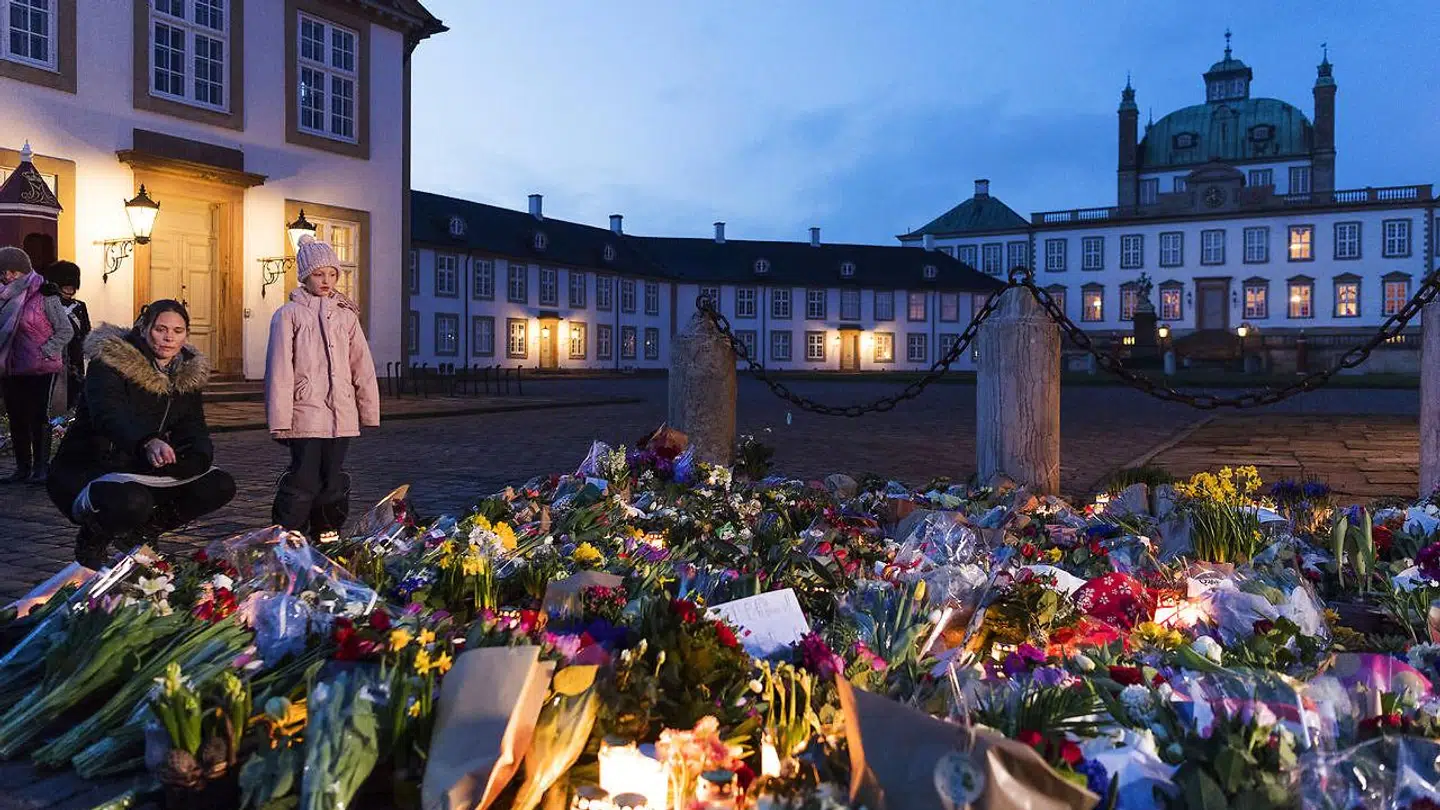 På billedet: Der ligges blomster og hilsner foran Fredensborg Slot onsdag aften.